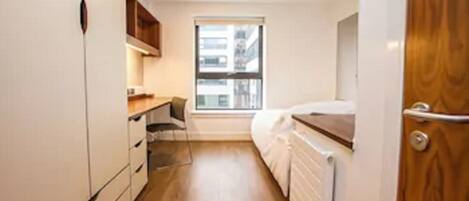 書桌、遮光窗簾/窗簾、熨斗/熨衫板、免費 Wi-Fi