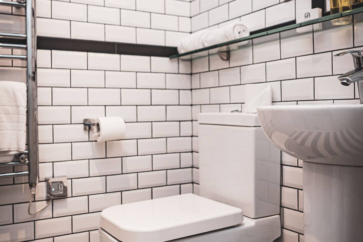 superior double room | bathroom | shower, free toiletries, hair dryer, towels