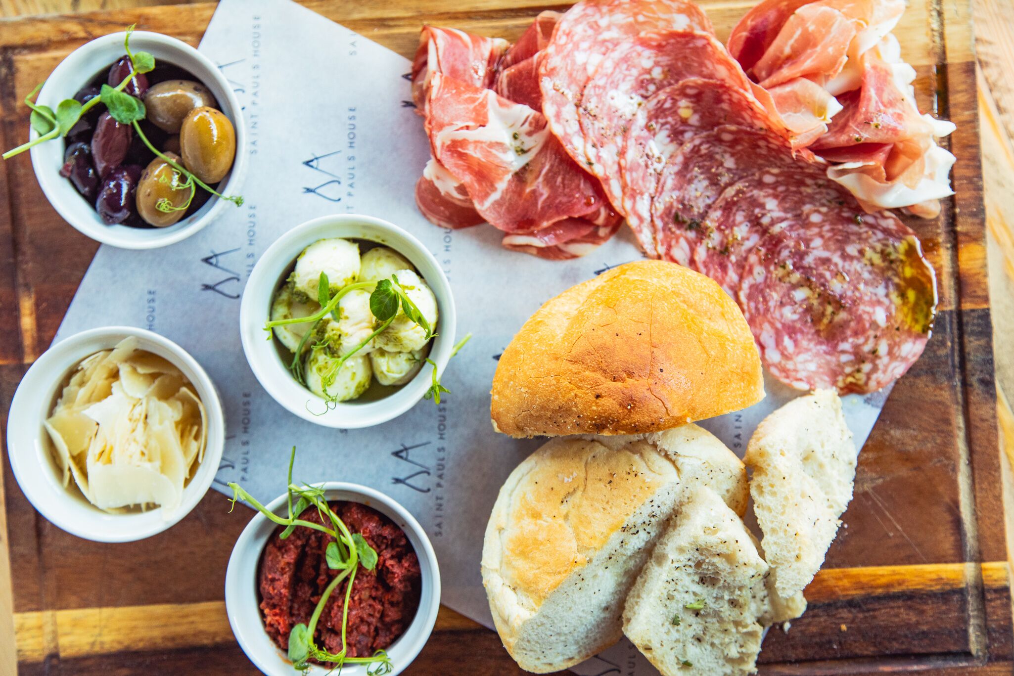 บริการอาหารเช้า อาหารกลางวัน อาหารเย็น, อาหารท้องถิ่น