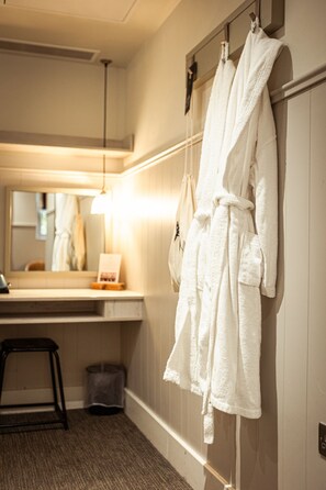 Superior Deluxe Double Room | Free minibar, desk, iron/ironing board, travel cot - Saint Pauls House (Birmingham)