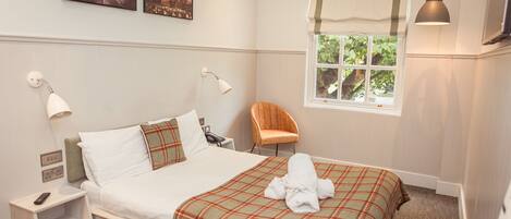 عناصر مجانية داخل الميني بار ومكتب ومكواة/لوح كي وسرير سفر