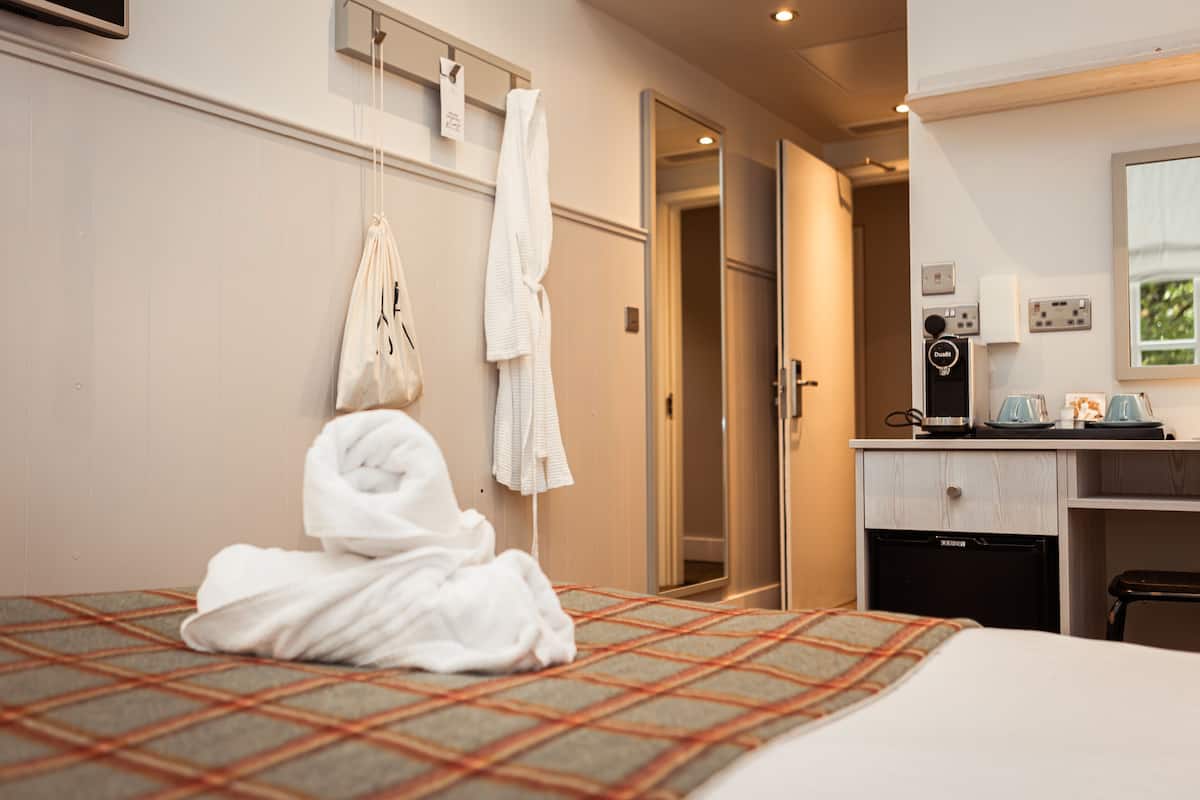 standard double room, 1 double bed | desk, iron/ironing board, free wifi, bed sheets