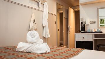 Standard-Doppelzimmer, 1 Doppelbett | Kostenlose Minibar, Schreibtisch, Bügeleisen/Bügelbrett, Reisekinderbett