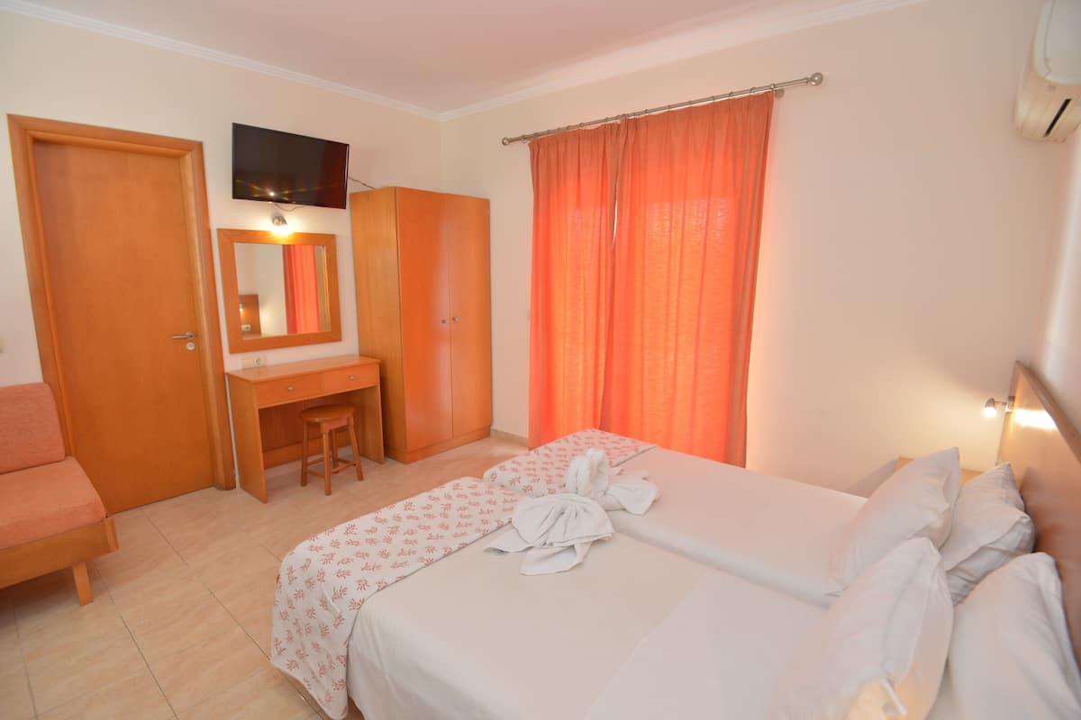 1 bedroom, laptop workspace, soundproofing, free cots/infant beds