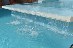 Outdoor pool, sun loungers - Perla Marina (Rhodes)