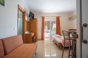 Double Standard Room | Khu vực làm việc phù hợp cho laptop 