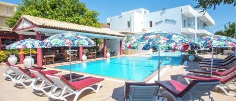 Piscine extérieure, chaises longues