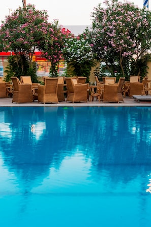 Outdoor pool, sun loungers - Perla Marina (Rhodes)