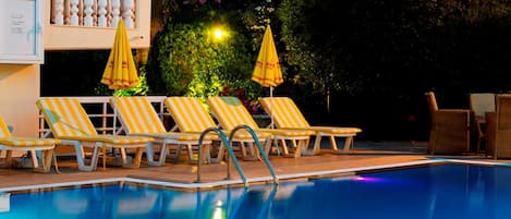 Outdoor pool, pool loungers