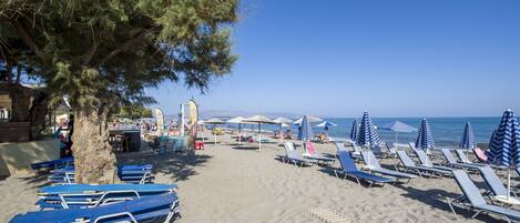 Una spiaggia nelle vicinanze, 2 bar sulla spiaggia