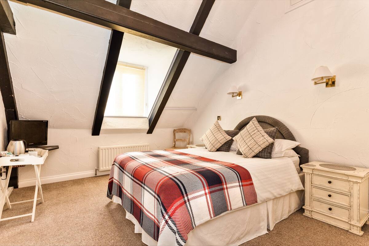 Premium bedding, iron/ironing board, free WiFi