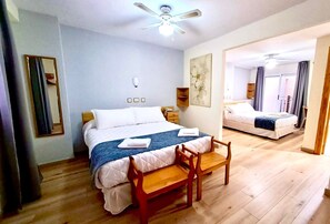 Minibar, decoración personalizada, muebles diferentes y escritorio 