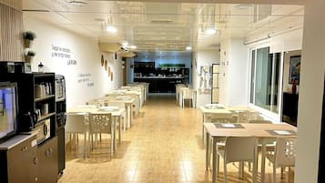 Tägliches kontinentales Frühstück (5.50 EUR pro Person)