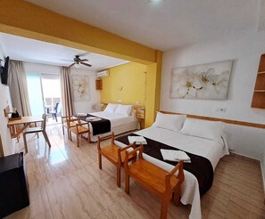 Minibar, individually decorated, individually furnished, desk - Hotel Alaska (San Pedro del Pinatar)