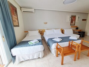 Minibar, individually decorated, individually furnished, desk - Hotel Alaska (San Pedro del Pinatar)