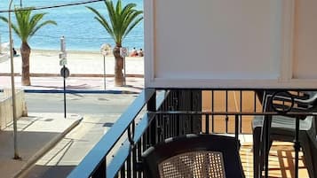 Habitación triple, terraza, vistas al mar | Balcón