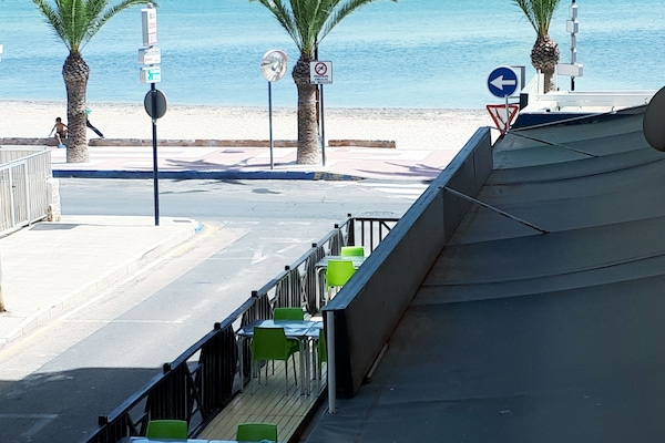 Deluxe vierpersoonskamer, terras, uitzicht op zee | Uitzicht op strand/zee