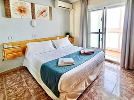 Habitación estándar doble | Minibar, decoración individual, mobiliario individual y escritorio