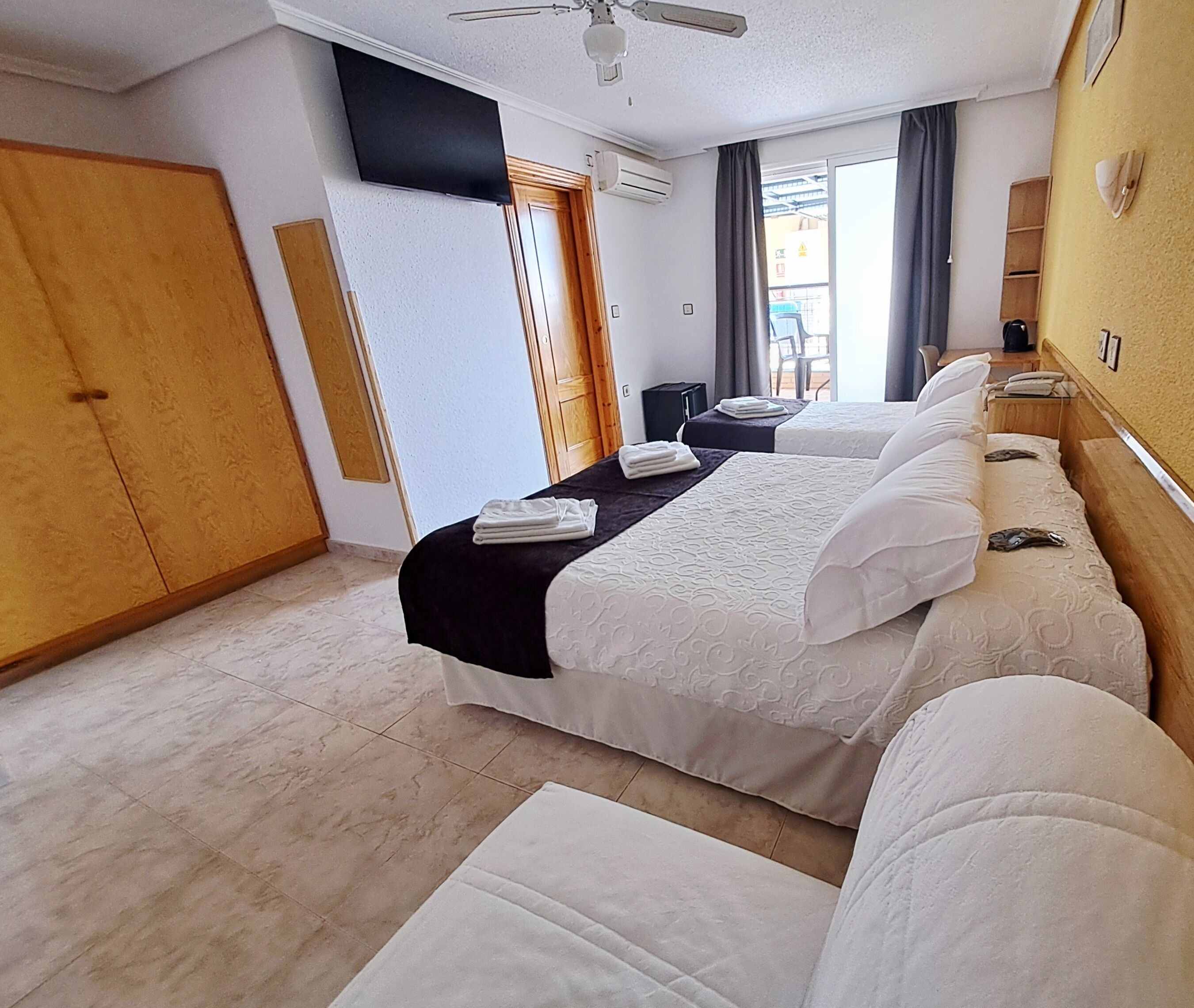 Minibar, individually decorated, individually furnished, desk