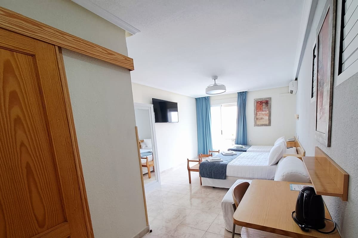 Minibar, individually decorated, individually furnished, desk