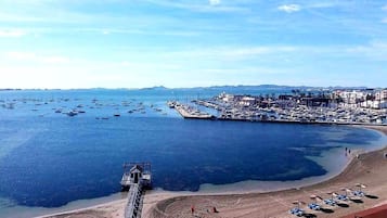 Una spiaggia nelle vicinanze, 2 bar sulla spiaggia