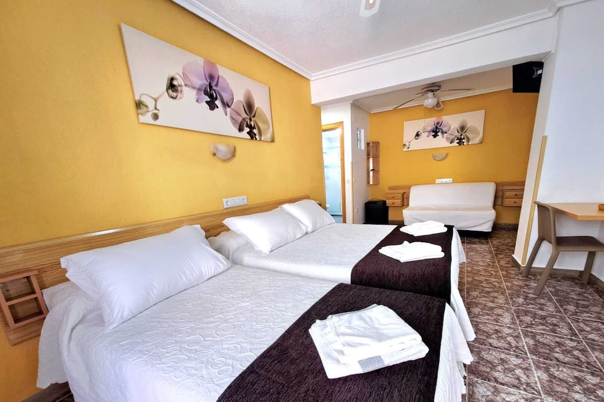 Minibar, individually decorated, individually furnished, desk