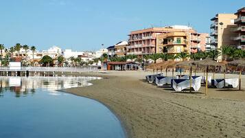Pantai di sekitar dan 2 bar pantai