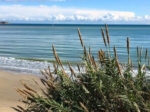 A beach with waves and a distant island. - Hotel Alaska (San Pedro del Pinatar)