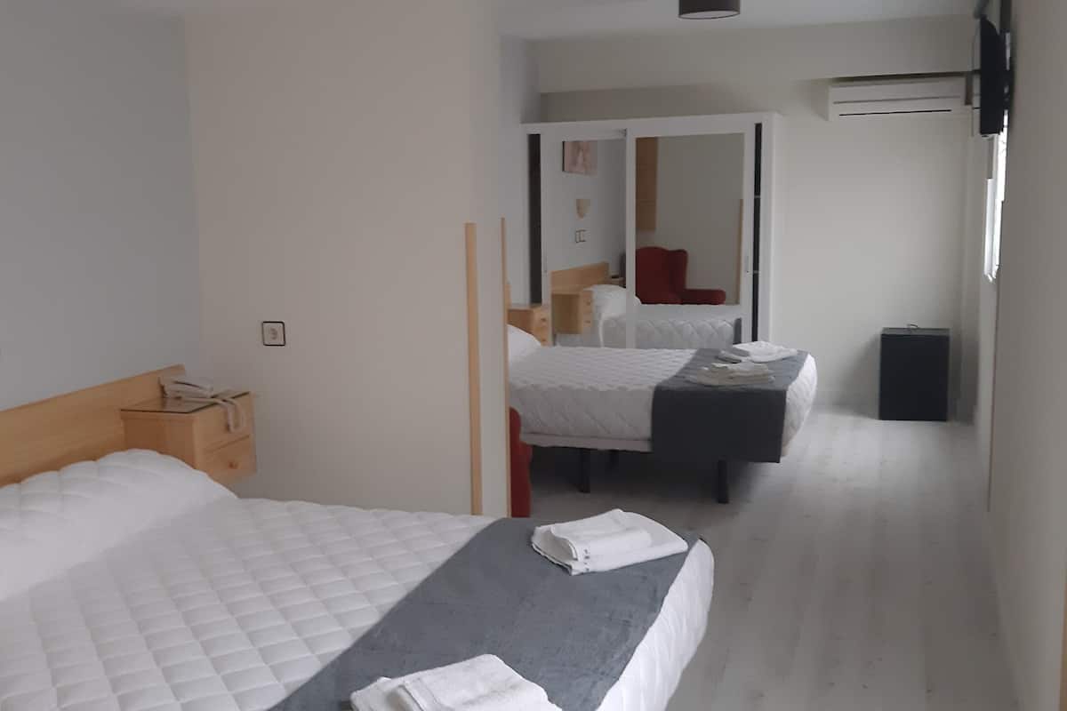 Een minibar, individueel gedecoreerd, individueel gemeubileerd