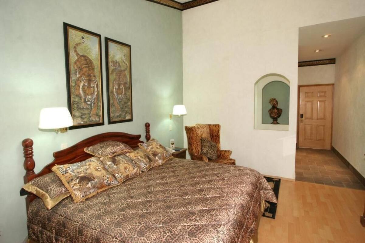 Habitación superior | Escritorio, sistema de insonorización, tabla de planchar con plancha