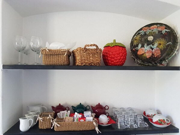 Two shelves with baskets, a strawberry, and a decorative plate. - B&B Tre Mari Portofino (Portofino)