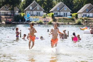 Un parque acuático con niños jugando en el agua.