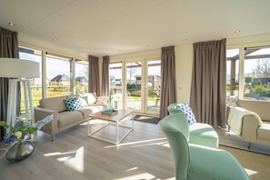 Pavilion l'etage 10 | Living area | TV - EuroParcs Limburg (Susteren)
