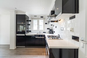 Microondas, placa de cocina, cafetera/tetera, utensilios de cocina