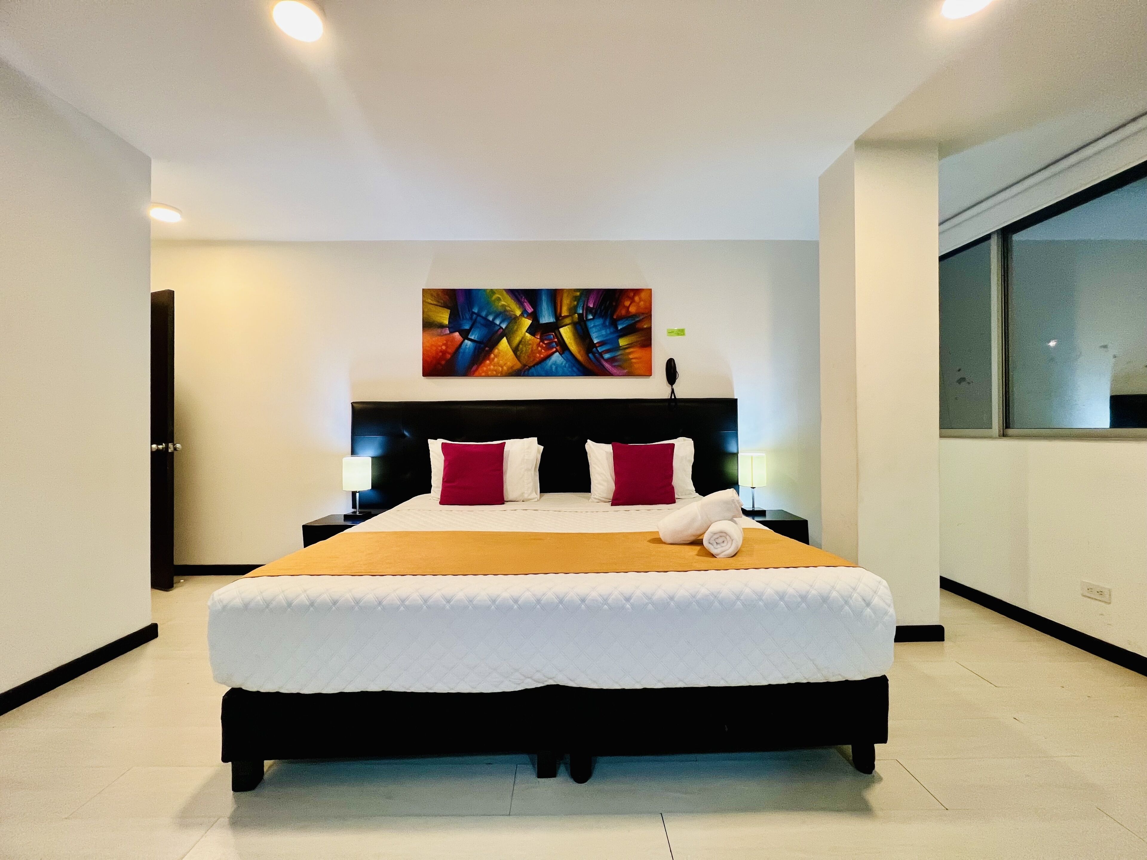 Habitació doble clàssica | Bany | Dutxa, articles de tocador gratuïts, assecador de cabells i tovalloles 