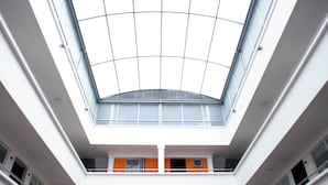 Un edificio moderno con un atrio central y varios balcones.
