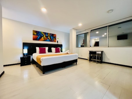 Classic Double Room | Desk, laptop workspace, soundproofing, iron/ironing board