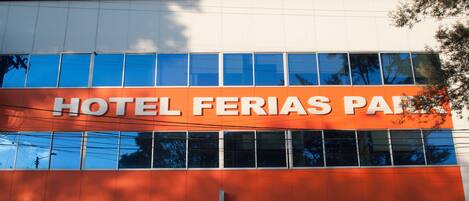 En bygning med et stort skilt, hvor der står "HOTEL FERIAS PAR".