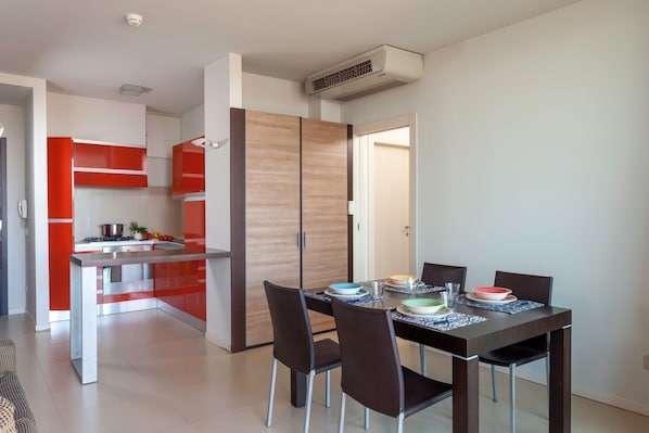 Fridge, oven, stovetop, dishwasher