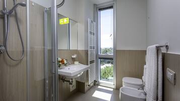 Shower, free toiletries, hair dryer, bidet