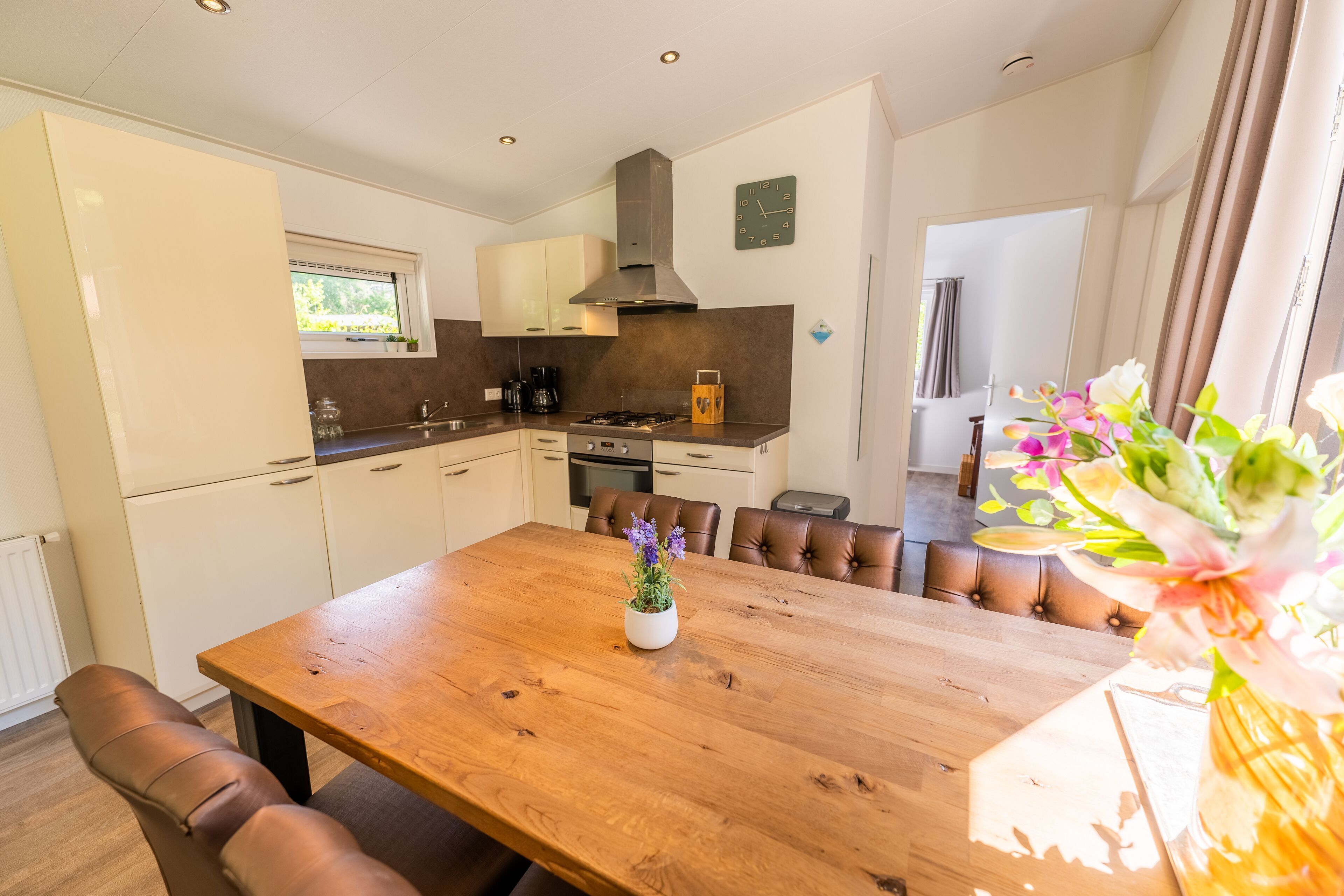 Private kitchen | Stovetop, coffee/tea maker, electric kettle, cookware/dishes/utensils