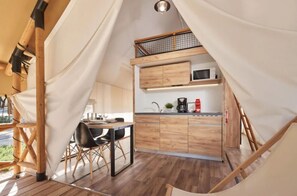 Glampingtent 4 | Living area | TV - EuroParcs Reestervallei (IJhorst)