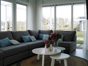 Pavilion l'etage Sauna 10 | Living area | TV - EuroParcs Reestervallei (IJhorst)