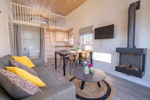 Tiny House 4 | Living area | TV - EuroParcs Reestervallei (IJhorst)
