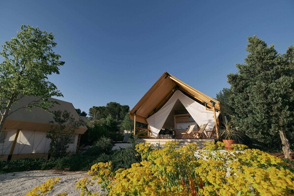 Glampingtent 6 | Individually decorated, individually furnished, free WiFi, bed sheets - EuroParcs Reestervallei (IJhorst)