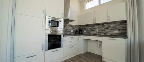 Pavilion Waterfront MIVA 4+2 | Private kitchen | Fridge, coffee/tea maker, cookware/dishes/utensils