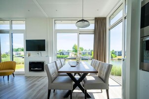 Pavilion Waterfront 6 | Living area | TV