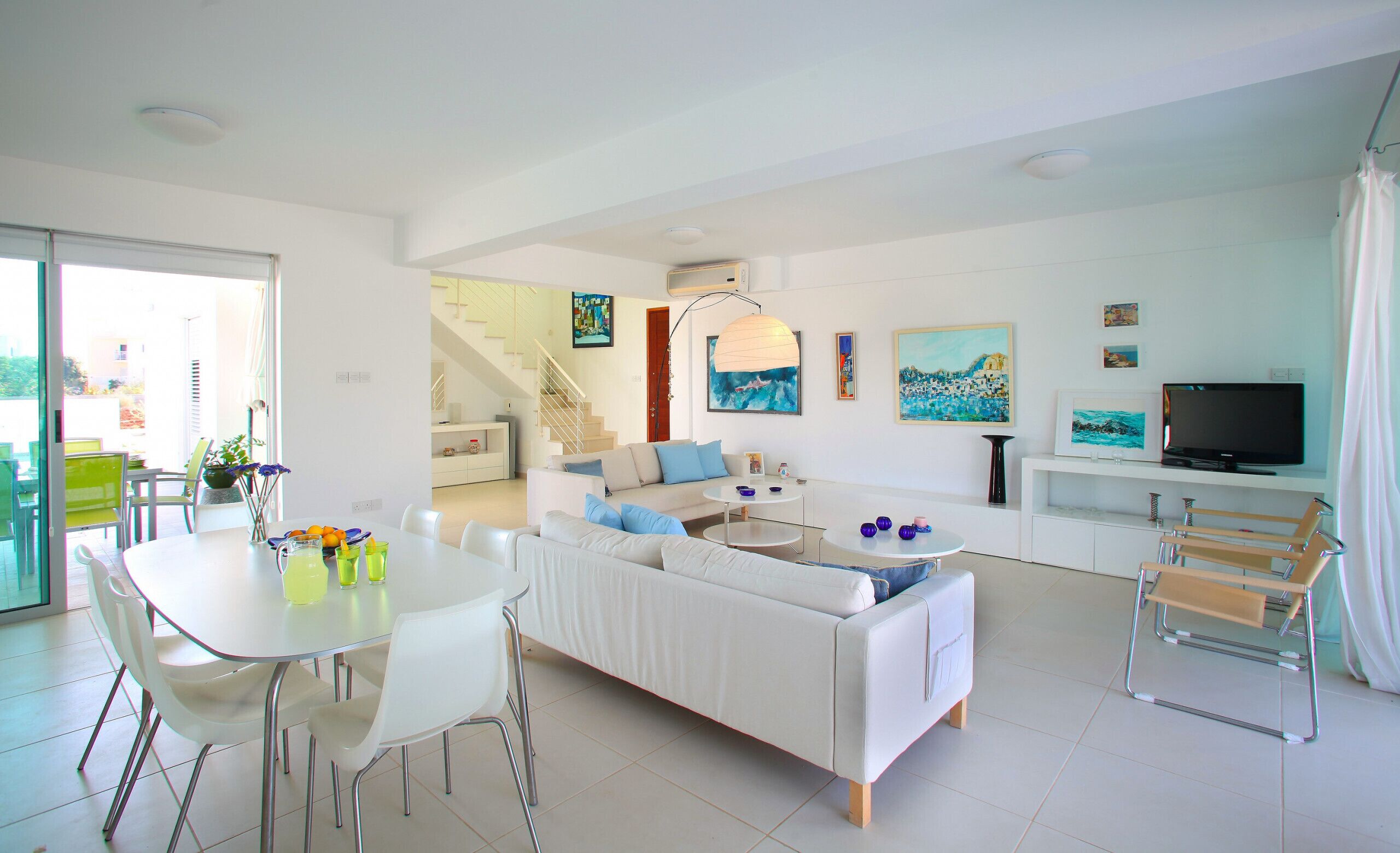 Living room | Flat-screen TV, DVD player