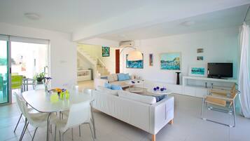 Living room | Flat-screen TV, DVD player