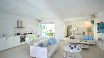 Living room | Flat-screen TV, DVD player